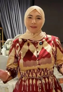 Rayhon Ulasenova o'g'li va keliniga ramziy sovg'a taqdim etdi