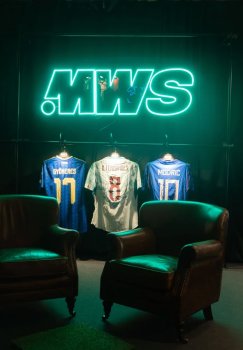 Amsterdamda mashhur futbolchilarning noyob liboslari kimoshdi savdosiga qo'yildi