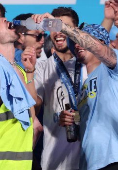 Jek Grilish ko'ngilochar maskanda mast holda uxlab qoldi