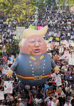 AQShda Trampga qarshi to'qqiz million kishi norozilik namoyishlari o'tkazdi