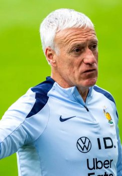 Desham o'rinbosar haqidagi mish-mishlardan norozi ekanligini aytdi