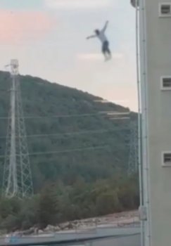 Turkiyada talaba yotoqxona binosidan sakrab o'ldi