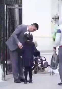 Direktor har kuni 2500 o‘quvchini shaxsan kutib oladi