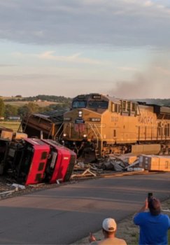 В США поезд столкнулся с грузовиком