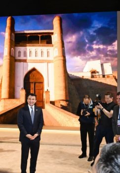 Prezidentlar Buxorodagi suniy intellekt xakaton jarayonlari bilan tanishdilar