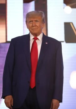 Tramp yahudiy xalqiga doimiy do'st ekanini ta'kidladi