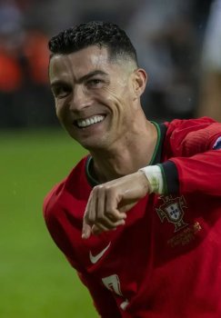 Ronaldu sportzalda qizi bilan mashq qilmoqda