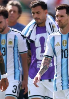 Lionel Messi jamoadoshlariga oltin rangli maxsus sovg'alar ulashdi