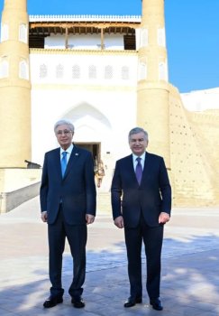 O‘zbekiston va Qozog‘iston prezidentlari Buxoroning tarixiy obidalarini ziyorat qildilar