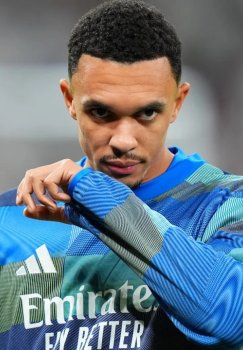 Trent Aleksander-Arnold mashg'ulotga kechikib kelganligi uchun uzr so'radi