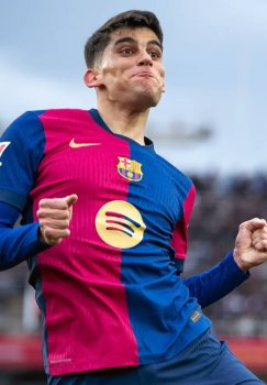 The "Milan" jersey signed by Gerard Martino was gifted by Maldini