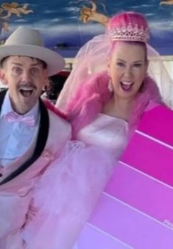 Amerikalik bloger pushti rangga "turmushga chiqdi"