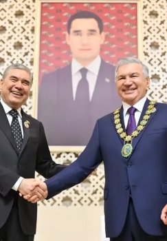 Мирзиёеву вручили орден сотрудничества из Туркменистана