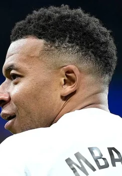 Martynovich Mbappe bilan futbolka almashganini esladi