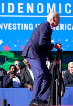 Tramp Baydenni sahna ustida kulgi bilan masxara qildi