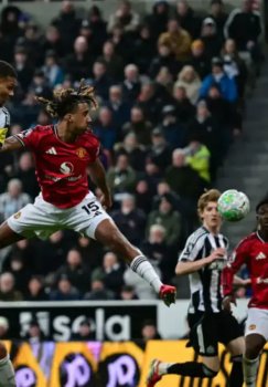 "Ньюкасл" выиграл у "Манчестер Юнайтед" вдесятером