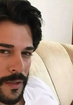 Бурак Озчивит показал моноспектакль в России