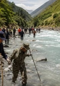 Qirg'izistonda tog' daryosiga qulab tushgan olti yoshli bolani qidirish maydoni kengaytirildi