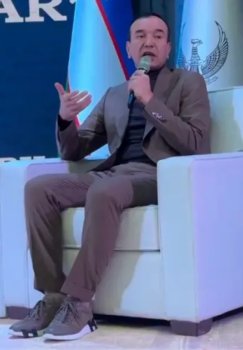 The Minister of Culture Met with Youth in Expensive Hermes Footwear