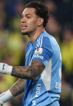 Ederson hakam qaroridan norozi bo'lib monitorga musht tushirdi
