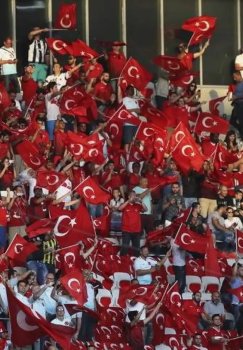 Futbol o‘yinida darvozabon to‘pi chaykaga tegdi