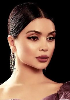 Parizoda shared elegance and charm in a spring outfit