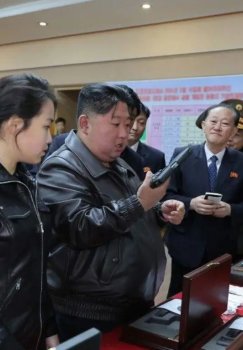 Kim Chen In qizi bilan qurol zavodiga tashrif buyurdi