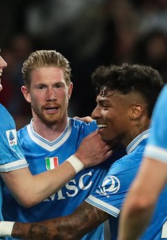 "Napoli" "Kremoneze" ustidan yirik g'alabaga erishib peshqadamni quvmoqda