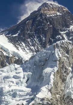 Everest cho'qqisida bir kunda rekord darajadagi alpinistlar to'plandi