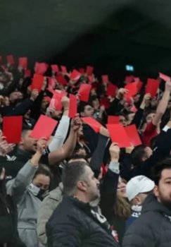 Beshiktosh muxlislari hakamlarning bahsli qarorlariga qarshi norozilik bildirishdi