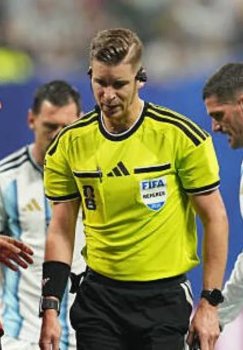 FIFA fransiyalik hakamni jahon chempionati o'yinlaridan chetlatdi