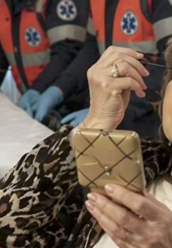 91-летняя женщина отказалась выходить к врачам без макияжа