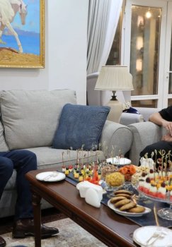 Abduqodir Husanov Britaniya elchisi bilan uchrashib futbolka sovg'a qildi