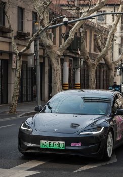 Texasda Tesla avtomibili turar joy binosiga urilishi natijasida 76 yoshli ayol vafot etdi