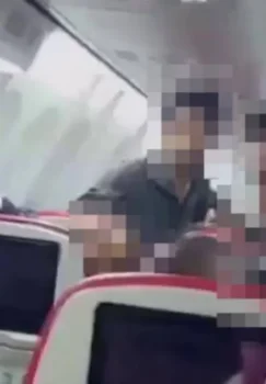 Hindistonga uchayotgan samolyotda eshikni ochmoqchi bo'lgan yo'lovchi ushlandi