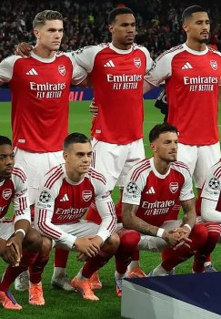 Arsenal defeats Everton to take the lead in the tournament standings