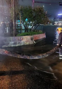 Toshkentda kuchli yomgirdan keyin yo'l suvga to'ldi