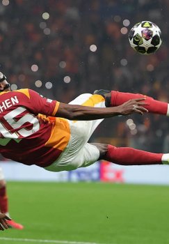 Osimhenning "Yuventus"ga transferi qiyinlashmoqda