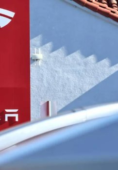 Tesla Xitoyda sun'iy intellekt asosidagi yangi ovozli yordamchini ro'yxatdan o'tkazdi