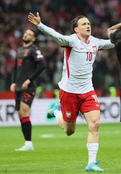 Polsha Albaniyani orqadan kelib mag'lub etdi va finalga yo'l oldi