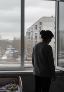 Ona ikki farzandini beshinchi qavatdan tashladi