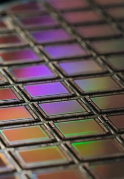 Intel nuqsonli chiplarni sotish orqali o'z daromadini oshirdi