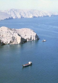 Eron Hurmuz bo'g'ozi orqali o'tish uchun majburiy to'lov joriy etmoqda