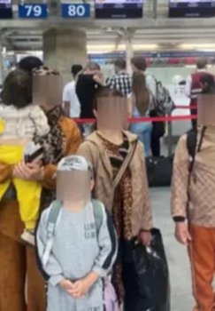 Sankt-Peterburgda ko'chada qolgan o'zbekistonlik ayol va bolalari vatanga qaytarildi