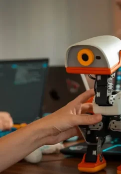 Hugging Face jamoasi Microduck nomli yangi robotni namoyish etdi