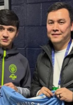 Abduqodir Husanov jurnalistga imzo qo'ygan futbolkasini sovg'a qildi