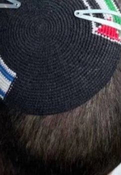 В Израиле задержали писателя за кипу с изображением флагов двух государств