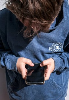 Avstraliya 16 yoshgacha bo'lgan bolalarga ijtimoiy tarmoqlarni taqiqladi