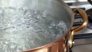Is pouring hot water into the sink harmful? Important recommendations from experts