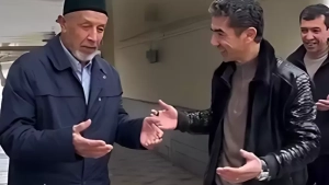 Abdulla Qurbonov otasiga inomarka sovgʻa qildi (video)